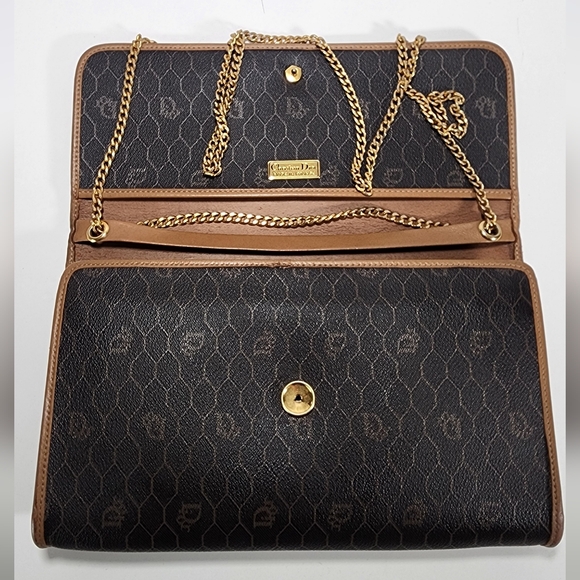 Christian Dior Honeycomb shoulder. The snap button have to press hard to snap - Picture 8 of 16